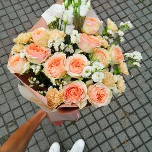 Puokštė „Šviesios rožės“